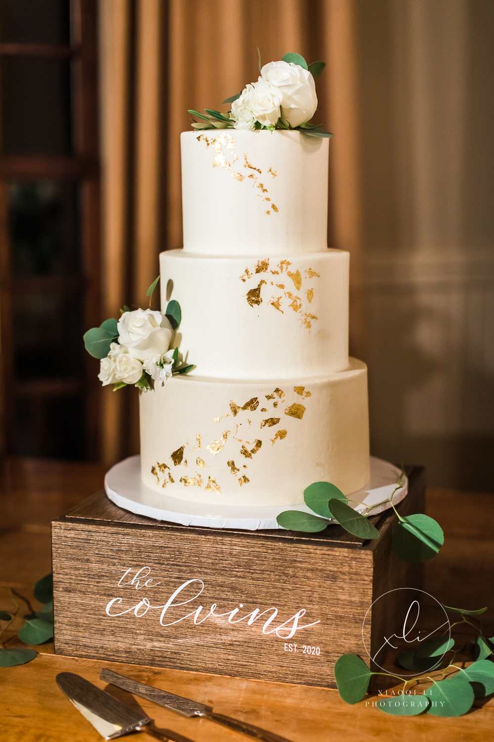 White and gold elegant cake by Louisa's homemade